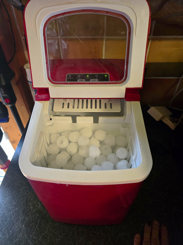 Red countertop ice - red, maker